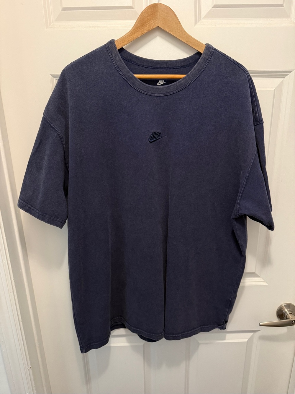 Nike Men's Vintage-Style Dark Navy Short Sleeve Tee with Small Logo LIKE NEW